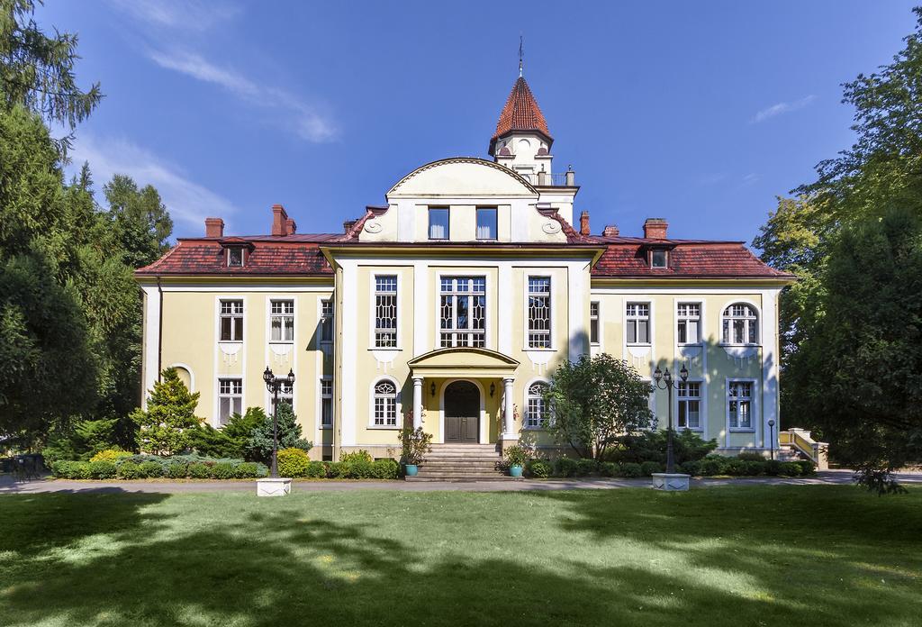 Palac Nieznanice Zabytek Goscinny Ze Spa Exterior photo